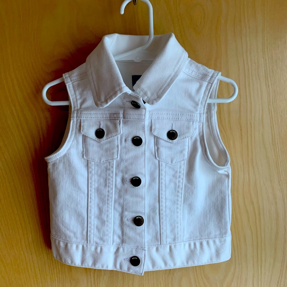 Girl’s Gap white denim vest, size 3. EUC!